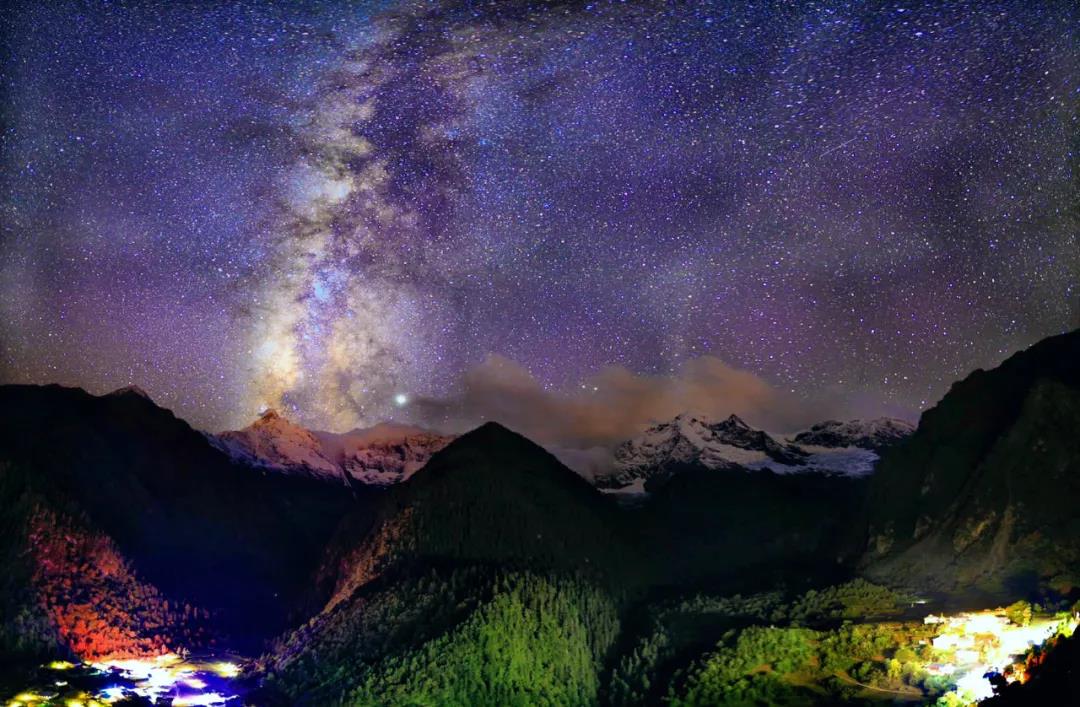 徒步,也是畢業旅行的一種打開方式,在梅里日照金山絕美景象中見證友誼,感受最原生態的美。